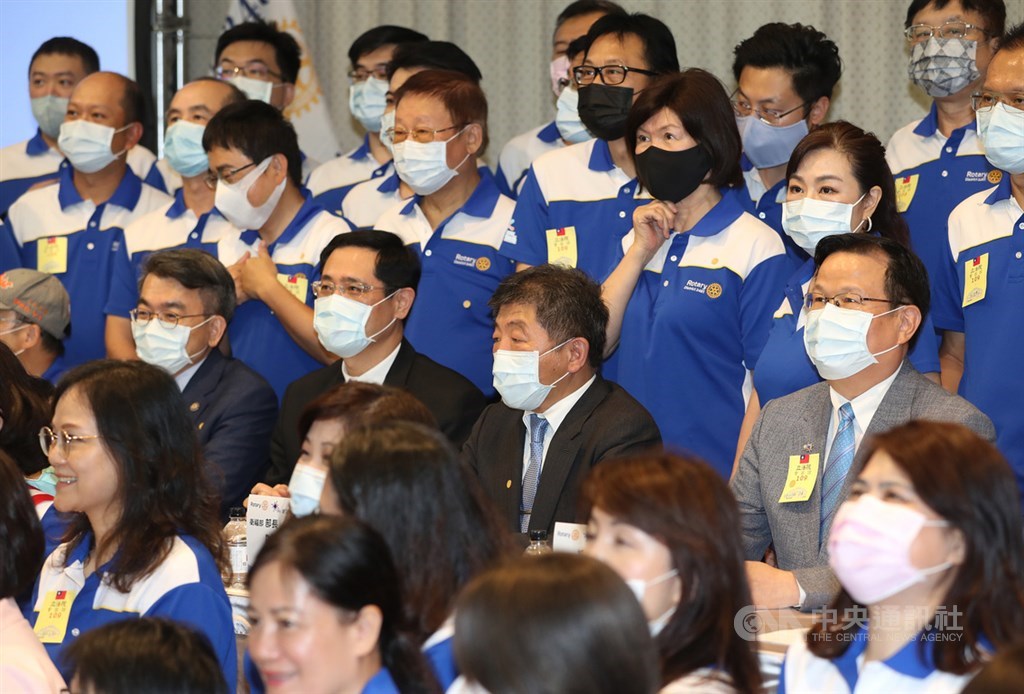 中央流行疫情指揮中心指揮官陳時中(中)21日出席國際扶輪3481地區捐贈防疫物資記者會,與扶輪社社員、受贈醫院代表合影。中央社記者張皓安攝 109年5月21日