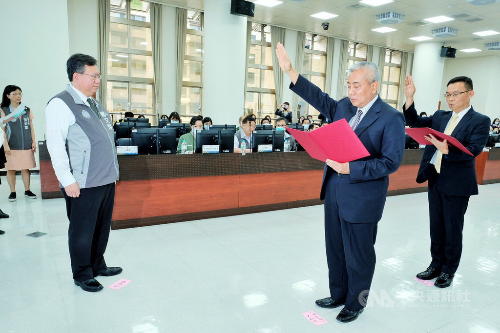 桃園市長鄭文燦(前左1)21日下午在市政會議發布新的人事命令,原教育局長高安邦(前右2)陞任副市長,前勞動部政務次長林明裕(前右1)接任教育局長。中央社記者吳睿騏桃園攝 109年5月21日
