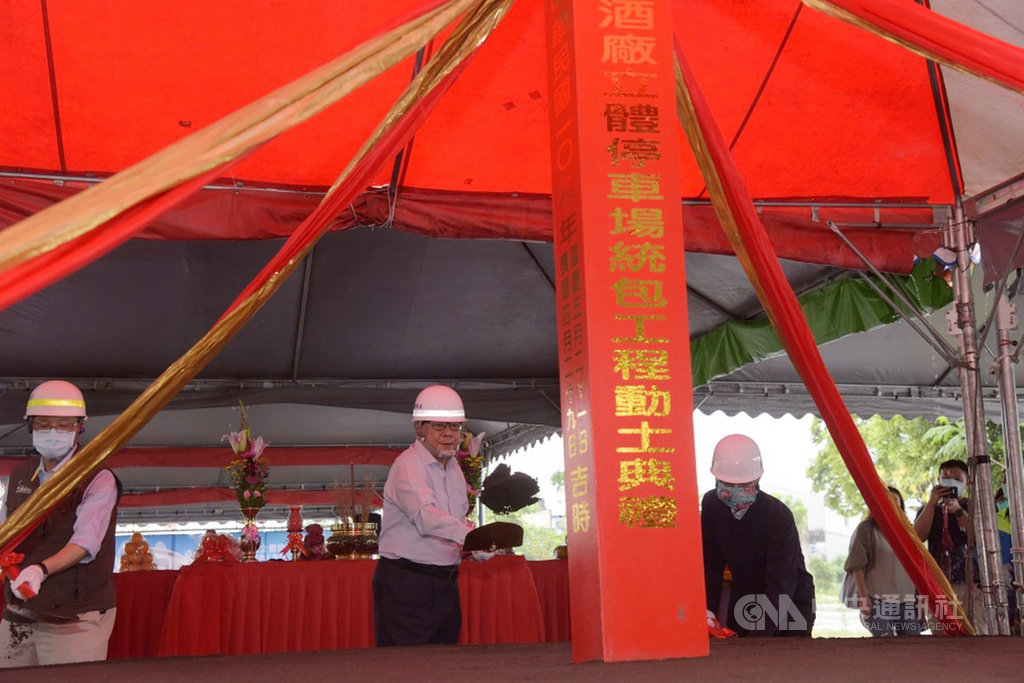 屏東縣政府在舊酒廠興建立體停車場,解決市區停車供給不足等問題,縣長潘孟安(中)21日主持動土典禮。(屏東縣政府提供)中央社記者郭芷瑄傳真 109年5月21日