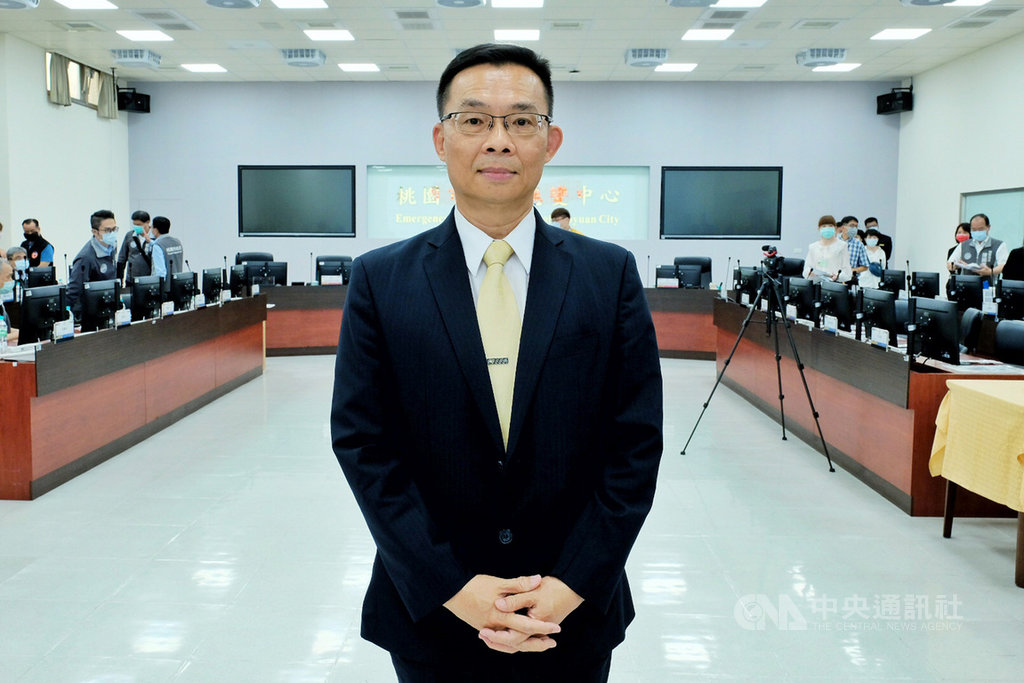 桃園市長鄭文燦21日下午在市政會議發布新的人事命令,新任教育局長由前勞動部政務次長、民進黨秘書長林錫耀弟弟林明裕(前)接任。中央社記者吳睿騏桃園攝 109年5月21日
