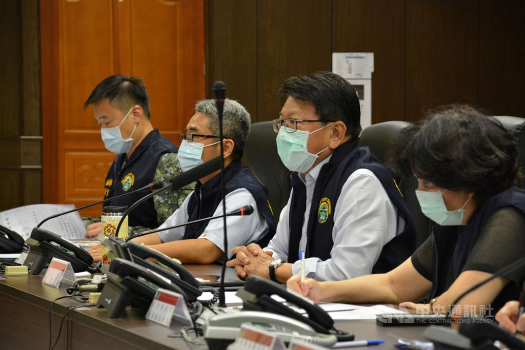 屏東縣長潘孟安(右2)21日晚間召開第1次「0521豪雨」整備工作會報,決定22日平地25鄉鎮市正常上班、上課;8個原住民鄉授權公所決定。(屏東縣政府提供)中央社記者郭芷瑄傳真 109年5月21日