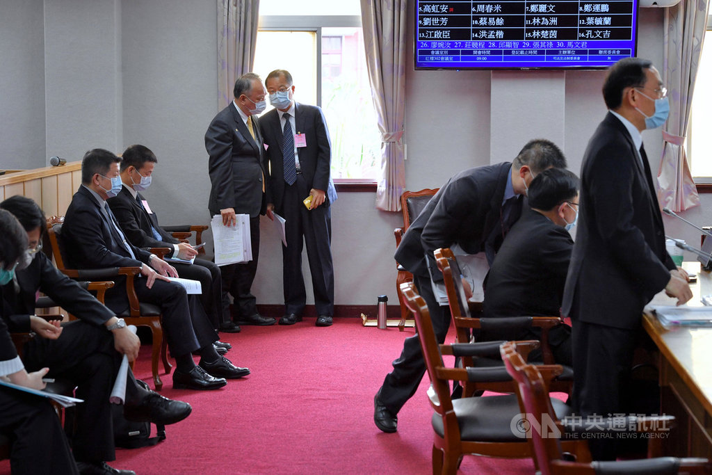 立法院司法及法制委員會21日原本安排總統府祕書長蘇嘉全等人專題報告「總統府資安及洩密疑雲」,但因主要成員都缺席,朝野協商後決定擇期再審。圖為列席官員在會議室等候開會。中央社記者王飛華攝 109年5月21日
