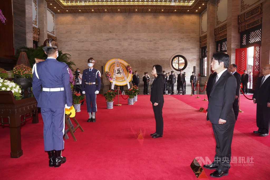 中華民國第15任總統、副總統向國父暨忠烈殉職人員致祭21日上午在台北市圓山國民革命忠烈祠舉行,總統蔡英文(中)親臨主祭,副總統賴清德(前右)等人陪祭。中央社記者徐肇昌攝 109年5月21日