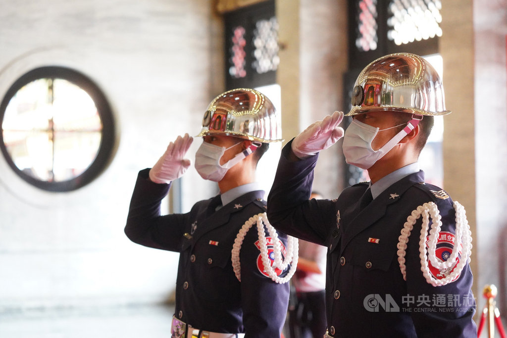 中華民國第15任總統、副總統向國父暨忠烈殉職人員致祭21日上午在台北市圓山國民革命忠烈祠舉行,在武漢肺炎(2019冠狀病毒疾病,COVID-19)疫情尚未完全解除之際,禮兵戴上口罩,向國父暨忠烈殉職人員行舉手禮。中央社記者徐肇昌攝 109年5月21日