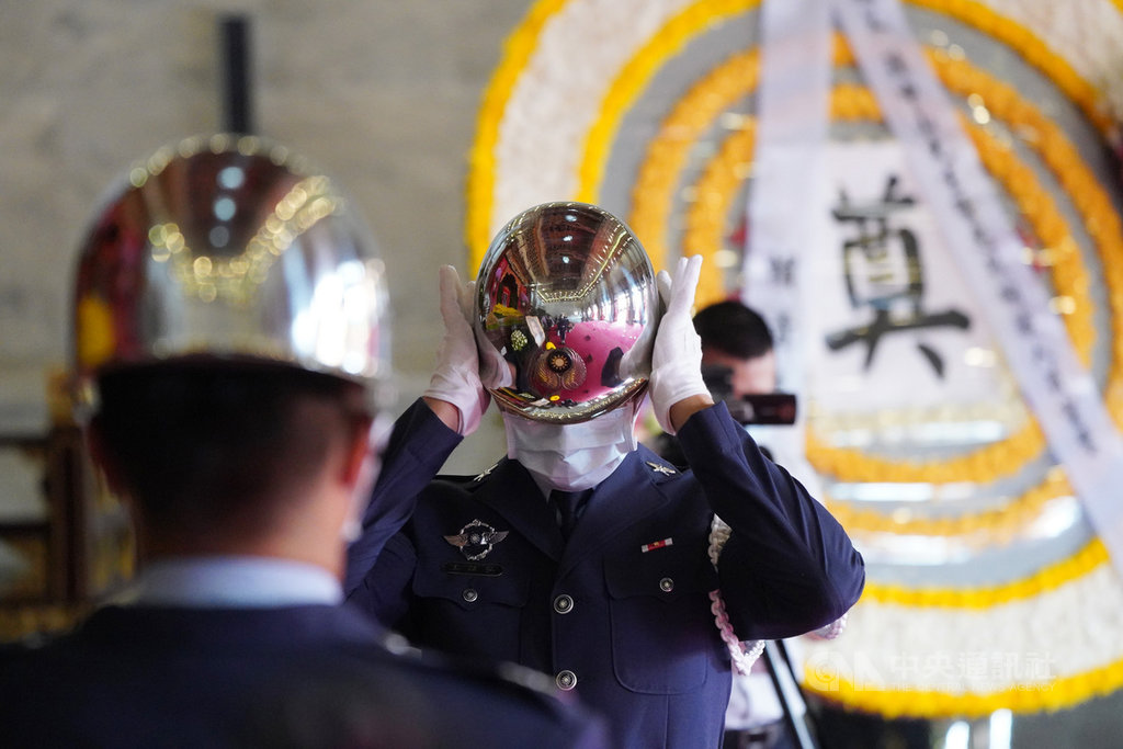 中華民國第15任總統、副總統向國父暨忠烈殉職人員致祭21日上午在台北市圓山國民革命忠烈祠舉行,禮兵在儀式開始前戴上口罩,整理儀容。中央社記者徐肇昌攝 109年5月21日