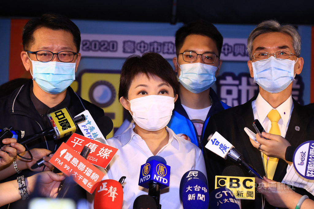 台中市長盧秀燕(前中)21日到中興大學參加「2020視訊就業博覽會」開幕式時宣布,台中市各級學校在做好防疫措施下,都可舉辦畢業典禮。中央社記者郝雪卿攝 109年5月21日