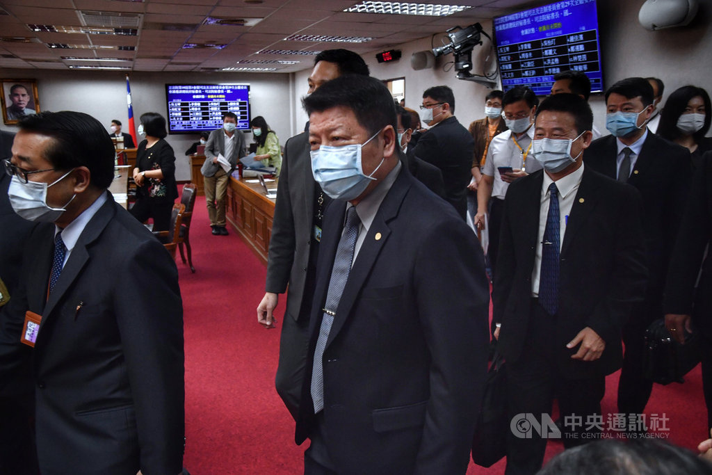 針對美國國務院宣布批准對台軍事銷售,將出售18枚MK-48 Mod6 AT重型魚雷與相關設備,國防部副部長張哲平上將(前中)21日在立法院指出,這對區域和平穩定有助益,也符合美國的整體國家利益。中央社記者王飛華攝 109年5月21日