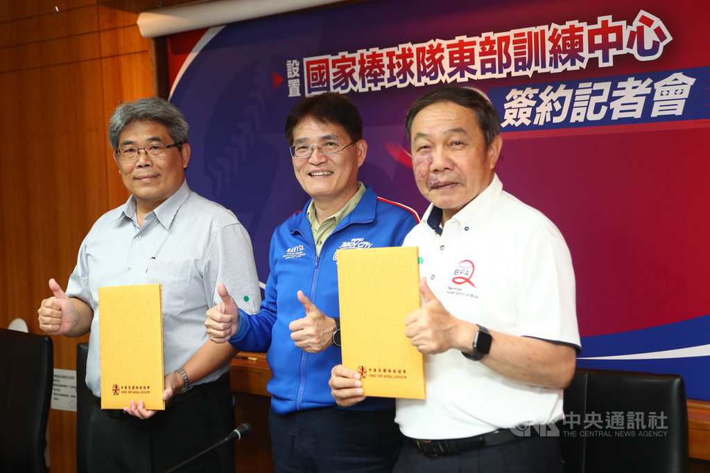 由體育署牽線,中華棒協與國立台東體中合作設置「國家棒球隊東部訓練中心」,21日舉行簽約記者會,在體育署長高俊雄(中)見證下,國立台東體中校長林鴻源(左)與中華民國棒球協會副理事長林華韋(右)完成簽約儀式。中央社記者王騰毅攝 109年5月21日