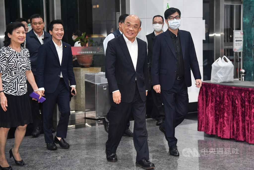 行政院長蘇貞昌(前排中)21日邀民進黨立委餐敘,晚間在行政院副院長陳其邁(前排右)陪同下步入會場。中央社記者林俊耀攝 109年5月21日
