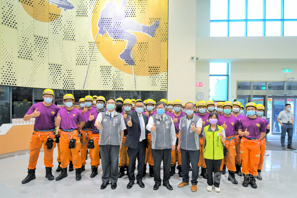 國內疫情趨緩,桃園市防災教育館重新開放,市長鄭文燦(前中)21日表示,希望在防疫的前提下逐步開放學習場館,提供學子及市民們一個建立起正確防災觀念的場地。中央社記者吳睿騏桃園攝 109年5月21日