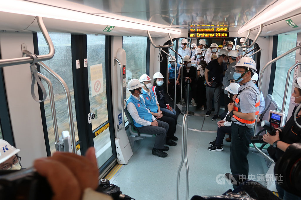 高雄輕軌二階工程的爭議路段包括大順路、美術館園區一帶,因沿線居民有異議工程停擺,至於其他路段繼續施工。市府捷運局21日指出力拚大南環線路段年底通車。中央社記者王淑芬攝 109年5月21日