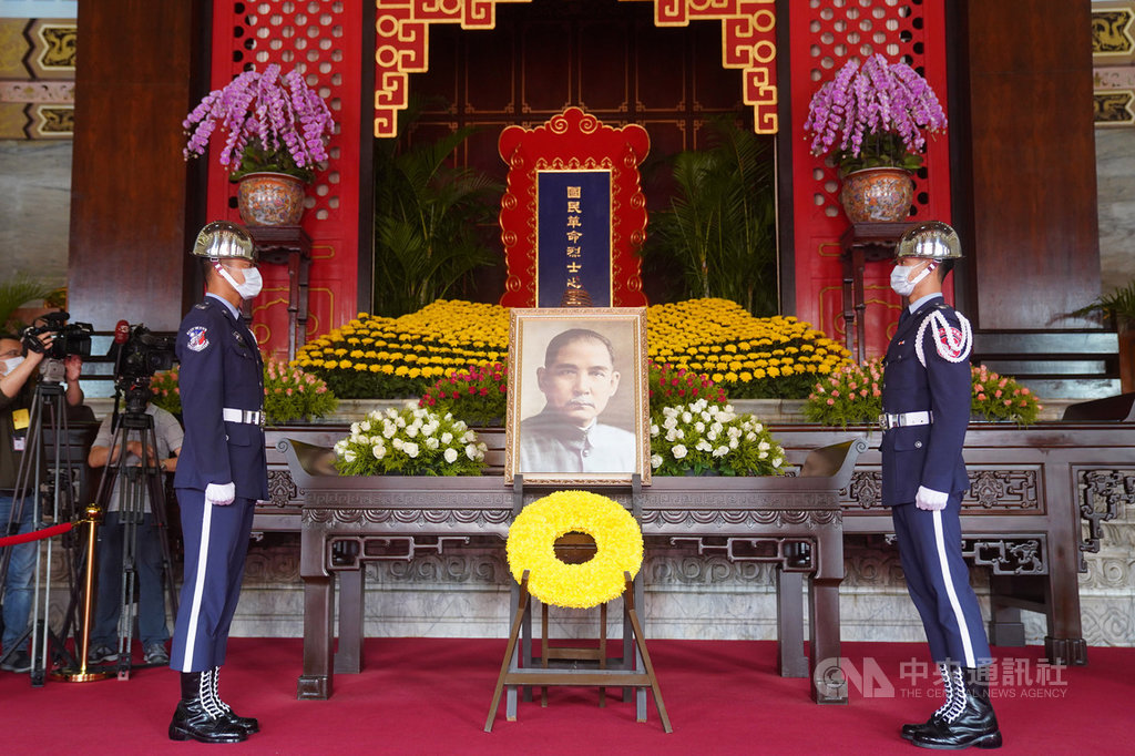 中華民國第15任總統、副總統向國父暨忠烈殉職人員致祭21日上午在台北市圓山國民革命忠烈祠隆重舉行,在武漢肺炎(2019冠狀病毒疾病,COVID-19)疫情尚未完全解除之際,禮兵戴上口罩防疫。中央社記者徐肇昌攝 109年5月21日