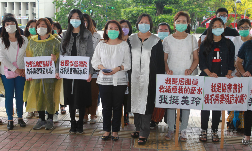 民進黨南投縣黨部主委選舉,草屯鎮民代表簡百聰告立委羅美玲(前排左4)剝削居服員薪資;羅美玲21日到南投地檢署提告,並強調參選主委到底。(民眾提供)中央社記者蕭博陽南投縣傳真 109年5月21日
