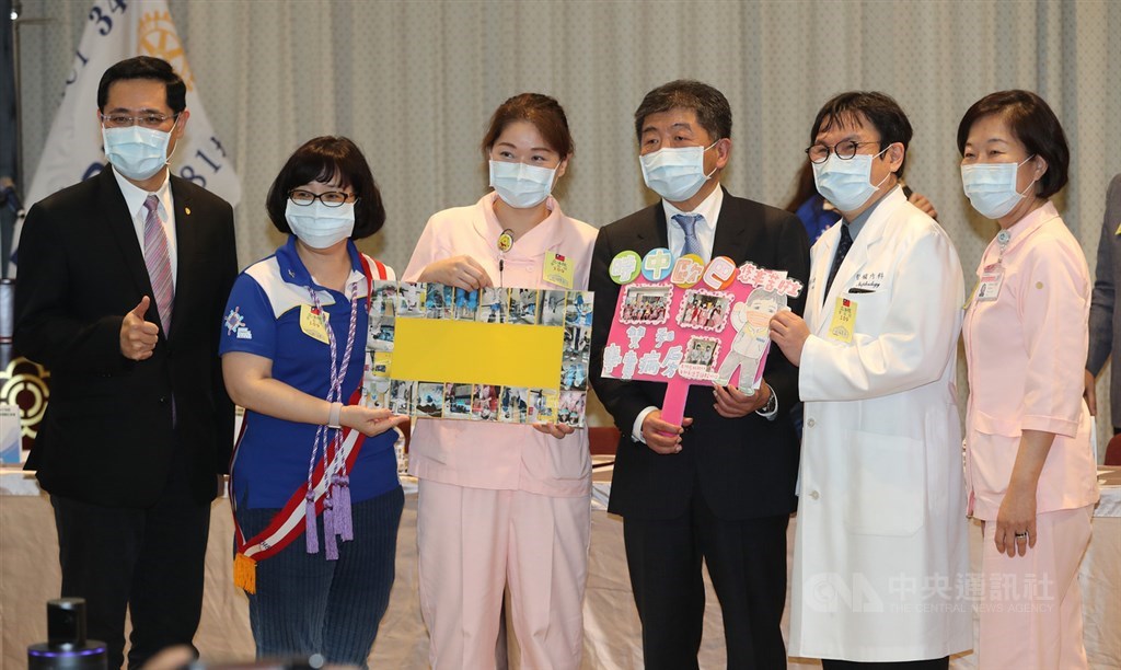 中央流行疫情指揮中心指揮官陳時中(右3)21日出席國際扶輪3481地區捐贈防疫物資記者會,雙和醫院護理人員自製手寫板,請陳時中簽名,盼為醫護人員加油打氣。中央社記者張皓安攝 109年5月21日
