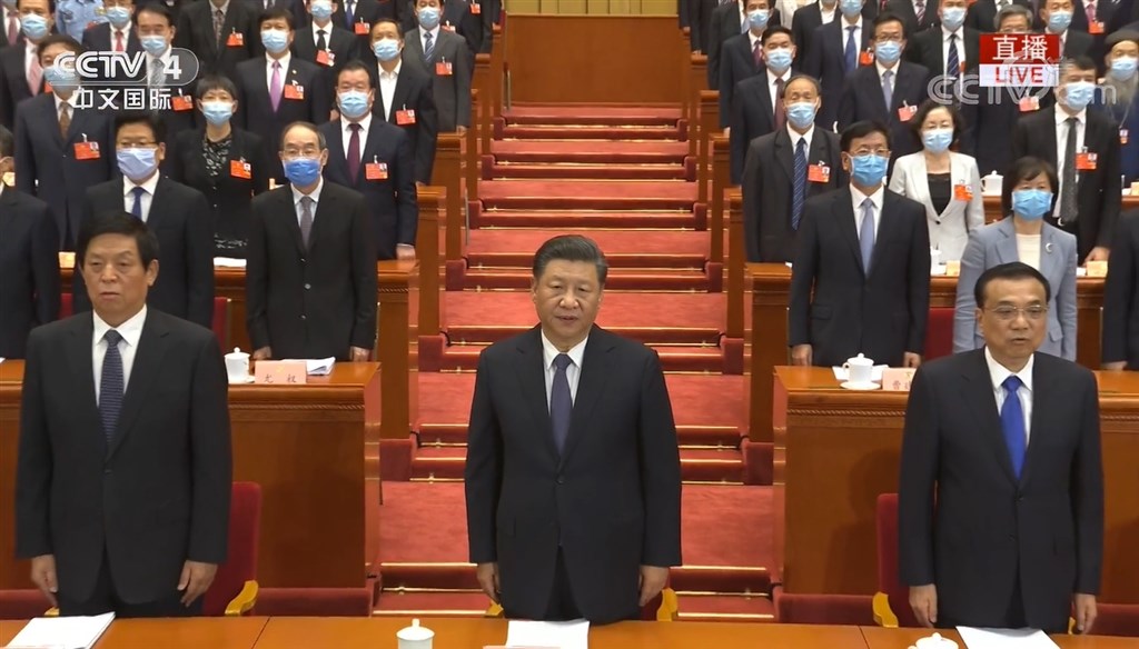 中國全國政協13屆三次會議21日下午開幕,中共總書記習近平(中)和國家領導人都未戴上口罩。(圖取自facebook.com/CCTV.CH)