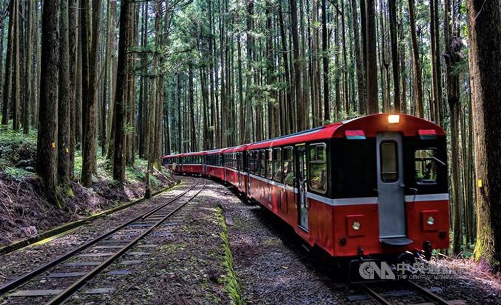 中央氣象局預報嘉義市及嘉義縣山區22日累積雨量將達到200至400毫米以上,阿里山森林鐵路22日預警性停駛。(中央社檔案照片)