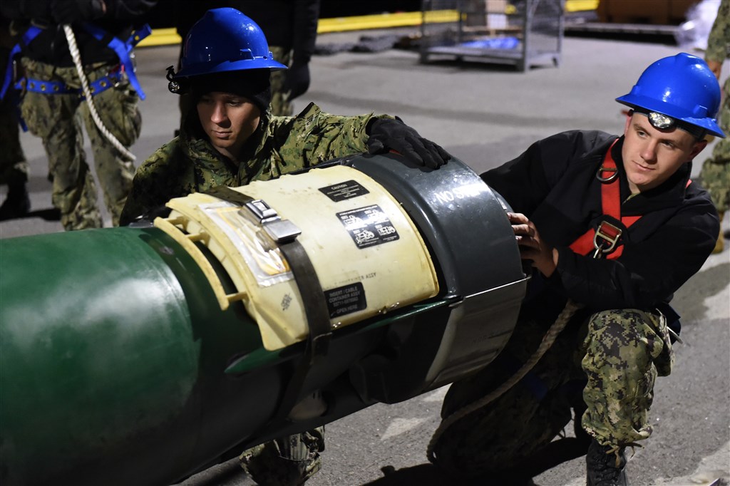 美國國務院20日宣布批准對台軍事銷售,將出售18枚MK-48 AT重型魚雷與相關設備。圖為一款MK-48型魚雷。(圖取自美國海軍網頁www.navy.mil)