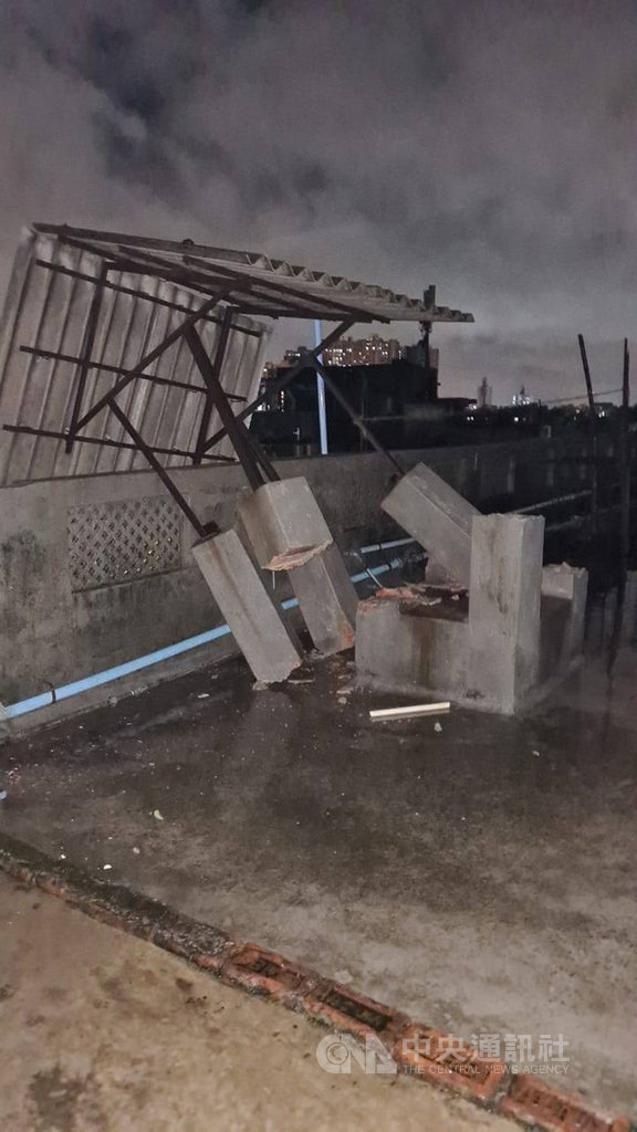 強烈熱帶氣旋安芬20日登陸印度東岸,重創加爾各答等城市。圖為強風把在樓頂搭建的小棚架水泥柱吹折。(加爾各答台商艾瑞克提供)中央社記者康世人新德里傳真 109年5月21日