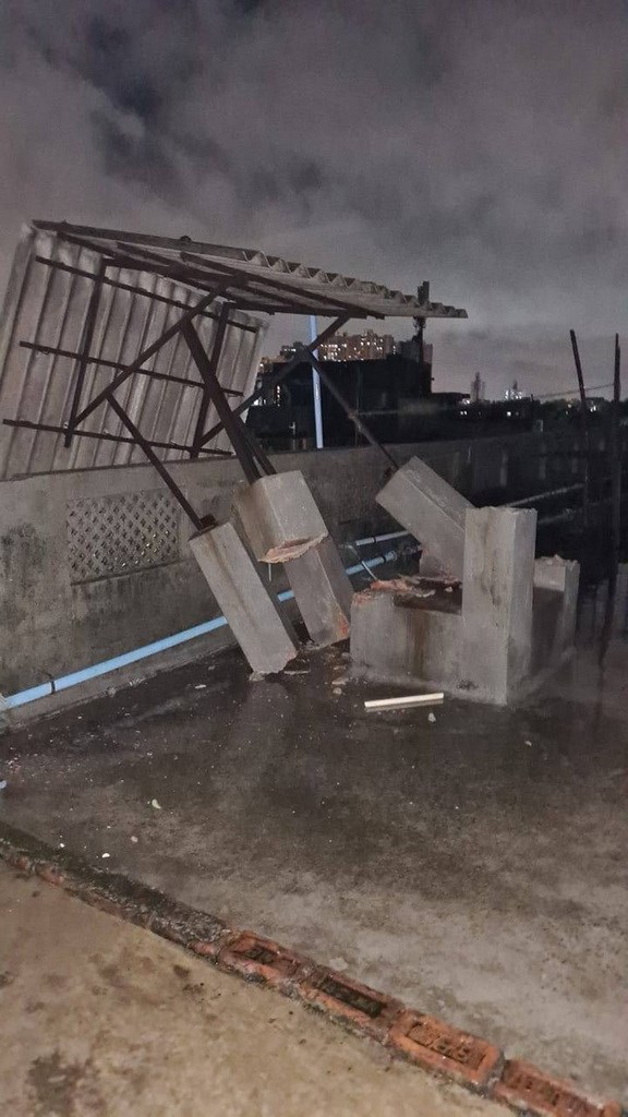 強烈熱帶氣旋安芬20日登陸印度東岸,重創加爾各答等城市。圖為強風把在樓頂搭建的小棚架水泥柱吹折。(加爾各答台商艾瑞克提供)中央社記者康世人新德里傳真 109年5月21日
