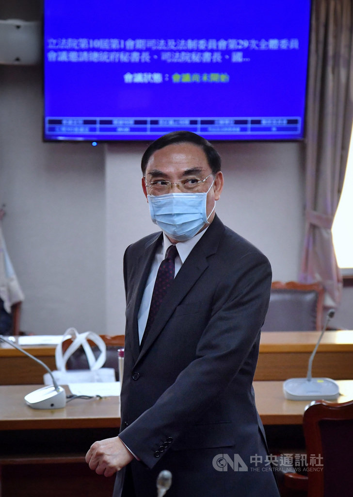 總統府日前遭駭客入侵,法務部長蔡清祥(圖)21日列席立法院司法及法制委員會,會前受訪指出,目前這個案子,刑事警察局跟調查局本於執掌,都在積極調查中,也已報由台北地檢署檢察官指揮偵辦,相信他們會積極查證事實。中央社記者王飛華攝 109年5月21日