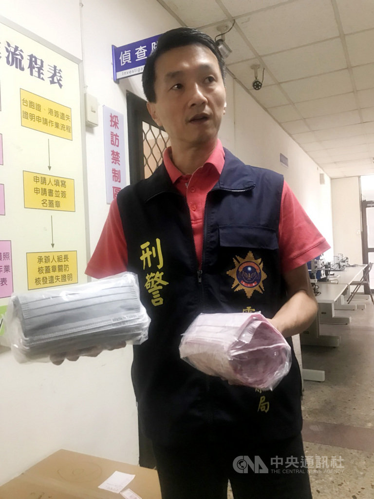 雲林縣警察局虎尾分局破獲口罩地下工廠,偵查隊長李志文(圖)21日呼籲民眾應循政府配發方式購買口罩,不要在網路或向不明人士購買醫療等級口罩,以保障自身健康。中央社記者姜宜菁攝 109月5月21日