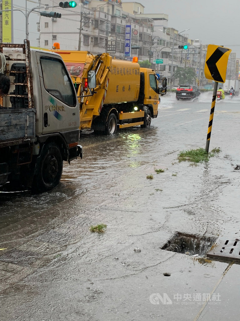 高雄市21日中午一場滂沱大雨造成鳥松區中正路臨400巷一帶積水逾20公分,環保局緊急出動人員清疏阻塞的排水孔。(民眾提供)中央社記者王淑芬傳真 109年5月21日