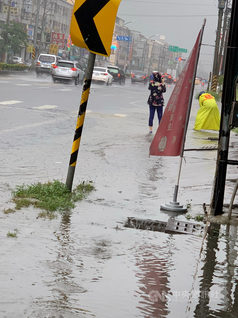 高雄市21日中午下起滂沱大雨,造成鳥松區中正路臨400巷一帶積水逾20公分,汽機車通行時水花四濺。(民眾提供)中央社記者王淑芬傳真 109年5月21日