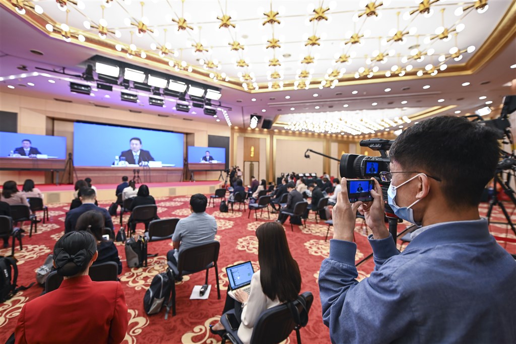 中國全國人大即將推出「港版國安法」,有分析憂慮,這將會導致香港出現混亂局面及動盪不安。圖為中國政協13屆三次會議新聞發布會現場。(中新社提供)