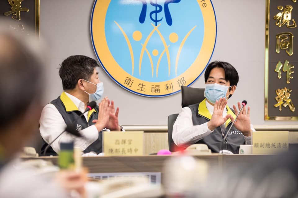 賴清德(右)透過臉書貼文指出,他21日赴中央流行疫情指揮中心了解疫情現況,並聽取指揮中心成立以來的各項因應作為。(圖取自www.facebook.com/chingte)