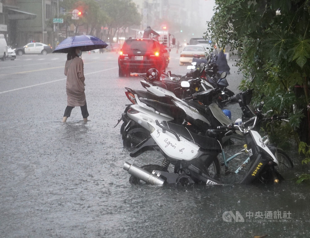 高雄市22日強降雨,造成多處淹水,鹽埕區道路積水未退,直到傍晚仍有至腳踝的積水深度。中央社記者董俊志攝 109年5月22日