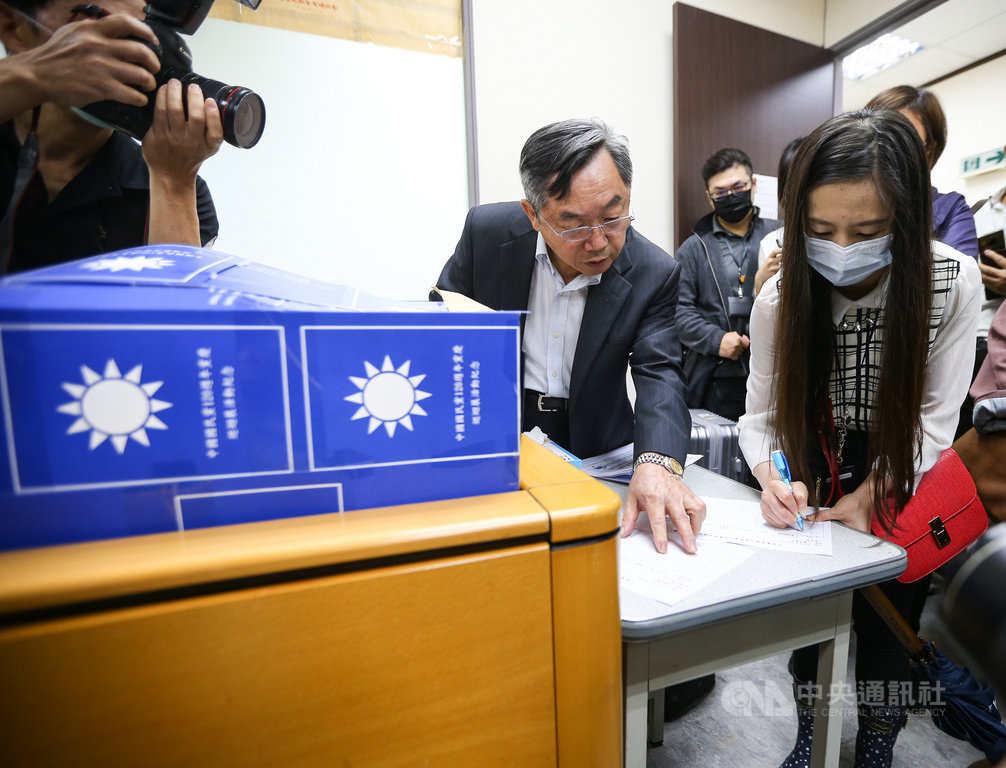 不當黨產處理委員會22日前往國民黨黨史館調閱革實院土地資料等檔案,國民黨行管會主委邱大展(前右2)確認前來調閱人員的身分。中央社記者謝佳璋攝 109年5月22日