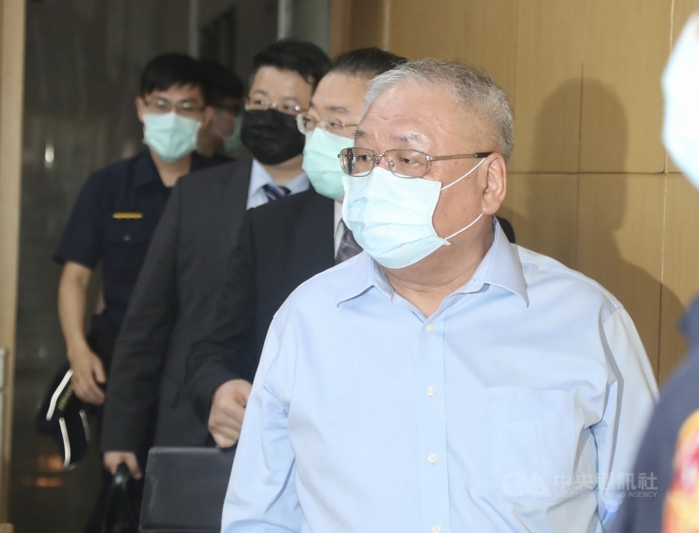 台北市錢櫃KTV林森店4月火警釀多人死傷,台灣台北地方檢察署22日以嫌疑人身分傳喚錢櫃董事長練台生(前),訊後諭令新台幣100萬元交保,限制出境、出海與住居。中央社記者張皓安攝 109年5月22日