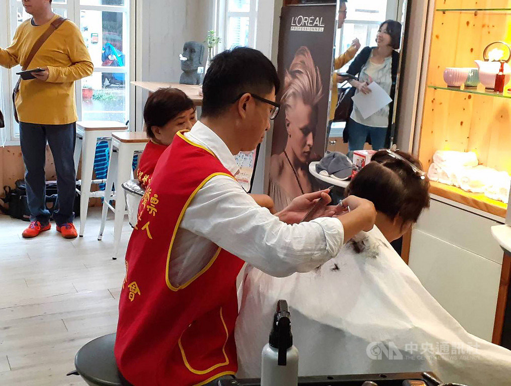 苗栗美髮師鍾維發(前左)在母親過世後,定期為偏鄉弱勢長輩到府義剪,以自身專長貢獻社會,他說,這是自己懷念母恩的方式。(華山基金會提供)中央社記者管瑞平傳真 109年5月22日