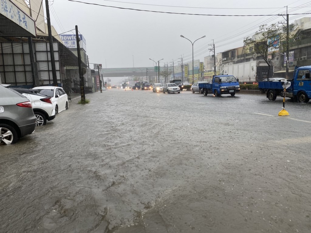 高雄市鳥松區水管路一帶地勢低窪易積水,22日上午上班尖峰時間,車流不順。(高雄市議員邱俊憲提供)中央社記者王淑芬傳真 109年5月22日