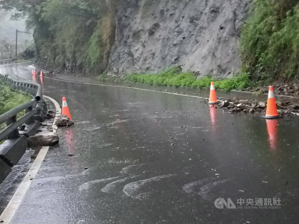 高雄市山區22日清晨有間歇性大雨,桃源區土質鬆軟,台20線80k至92K處,有零星落石、落葉殘枝,公路總局甲仙工務段一早派員協助清理排除。(甲仙工務段提供)中央社記者王淑芬傳真 109年5月22日