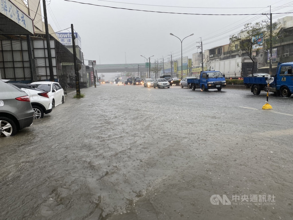 高雄市鳥松區水管路一帶地勢低窪易積水,22日上午上班尖峰時間,車流不順。(高雄市議員邱俊憲提供)中央社記者王淑芬傳真 109年5月22日