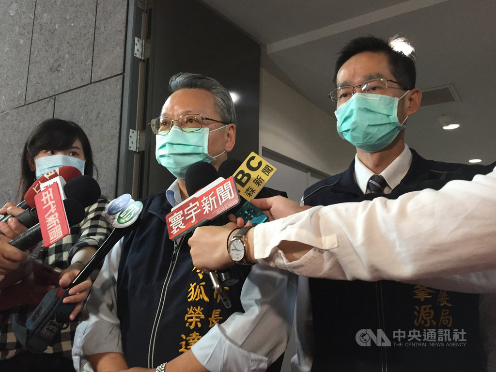 台中市副市長令狐榮達(中)22日在市議會接受媒體聯訪時宣布,台中市政府將有條件開放酒店、舞廳等有男女陪侍營業場所復業,5月25日起接受業者申請,經過審核通過後,最快6月1日可恢復營業;並要求業者落實公安及防疫措施。中央社記者郝雪卿攝 109年5月22日