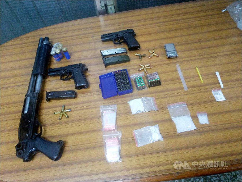 高雄市警方22日宣布偵破一起槍毒案,查獲多包海洛因、安非他命及霰彈槍、手槍共3把與100多發子彈,且手槍已上膛。(警方提供)中央社記者陳朝福傳真 109年5月22日