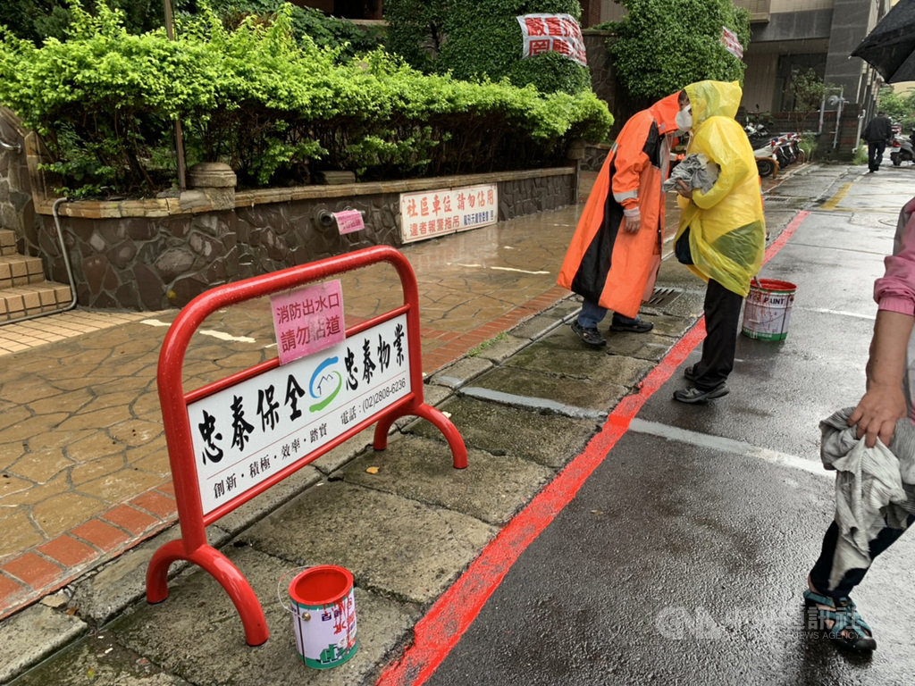 新北市五股區成泰路四段的龍形天廈社區涉強占公有地私劃車位,新北市政府與社區協商未果,22日鐵腕執法收回公有地並劃設紅線。(新北市交通局提供)中央社記者葉臻傳真 109年5月22日
