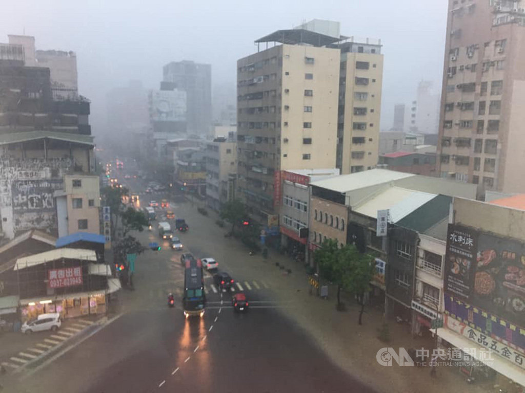 高雄市22日下起滂沱大雨,造成許多低窪地區淹水,七賢抽水站故障無法抽排水,導致鹽埕區七賢路、大有街及大公路等多條重要道路積水。(高市議員簡煥宗提供)中央社記者王淑芬傳真 109年5月22日
