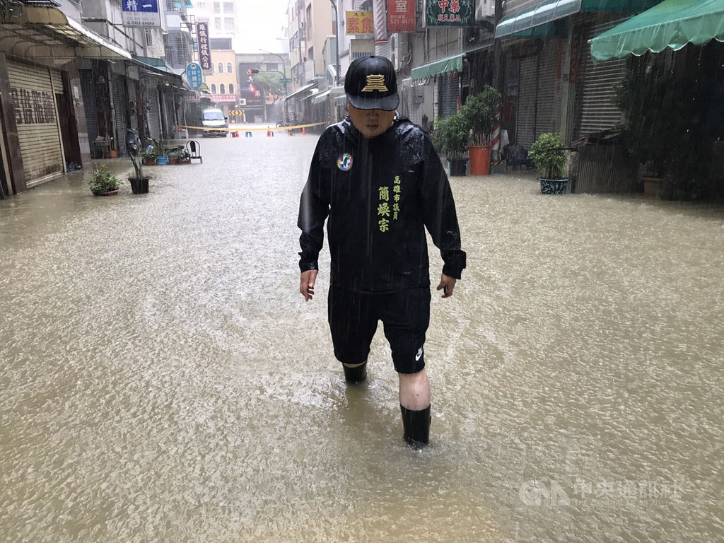 高雄市鹽埕區七賢抽水站故障影響抽排水,致鹽埕區積水不退,民進黨高雄市議員簡煥宗22日涉水返回服務處。(高市議員簡煥宗提供)中央社記者王淑芬傳真 109年5月22日