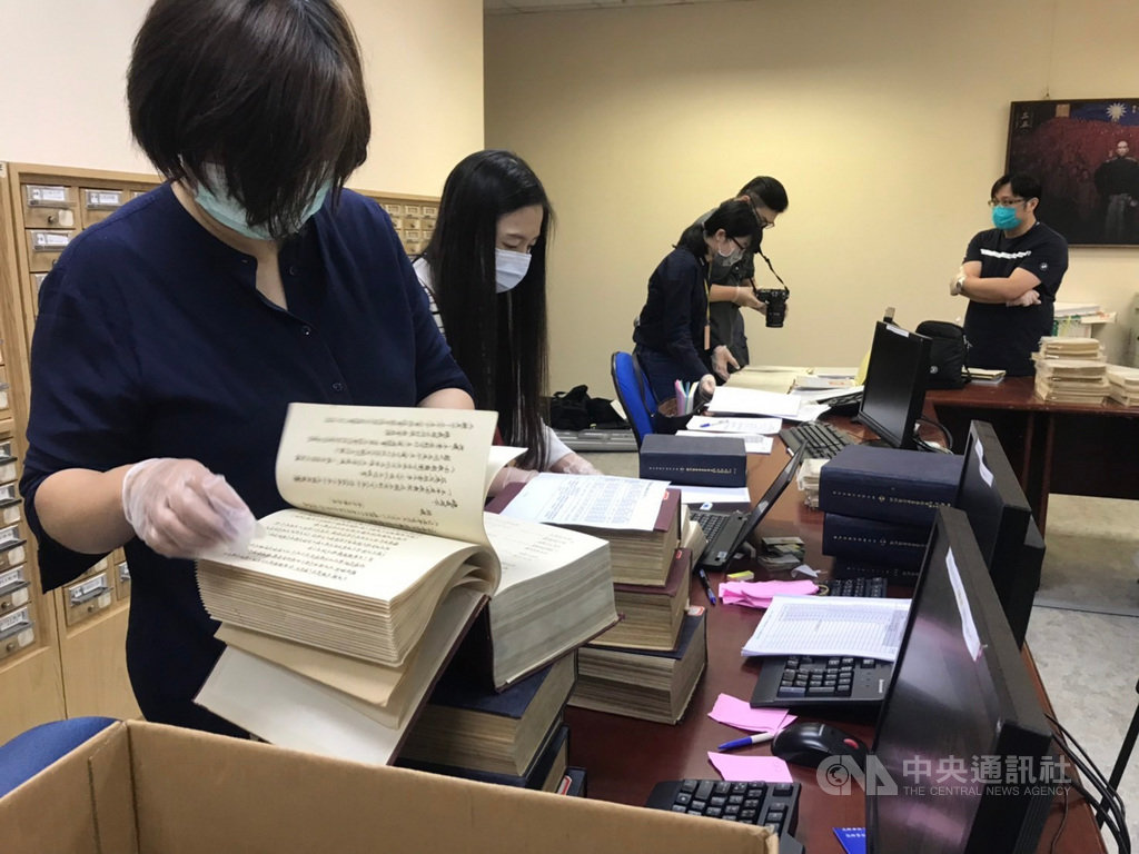 行政院不當黨產處理委員會22日上午依法並應邀約前往中國國民黨中央黨部調取「革命實踐研究院中興山莊(革實院)」土地及相關財務檔案資料。(黨產會提供)中央社記者陳韻聿傳真 109年5月22日