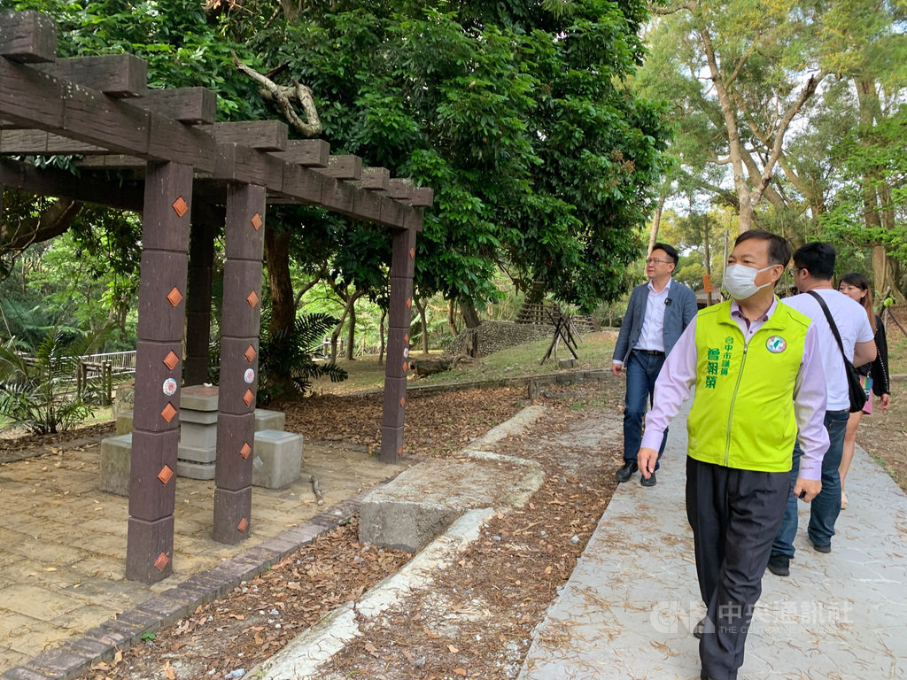 大坑風景區在疫情期間成為台中市民戶外休閒好去處,台中市議員曾朝榮(前)22日建議台中市政府設置合法市集,解決違法攤商強占停車場營業的問題。(曾朝榮提供)中央社記者郝雪卿傳真 109年5月22日