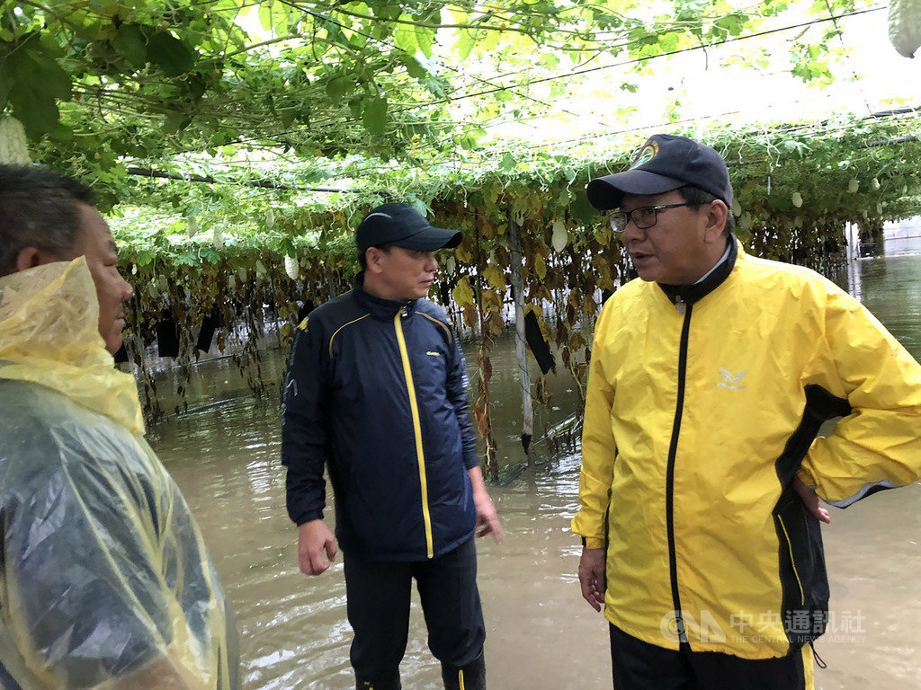 豪雨肆虐南台灣,屏東地區22日單日雨量已突破500毫米,多處傳出淹水災情,屏東縣長潘孟安(右)更親赴新園鄉視察農產災損情形。(屏東縣政府提供)中央社記者郭芷瑄傳真 109年5月22日
