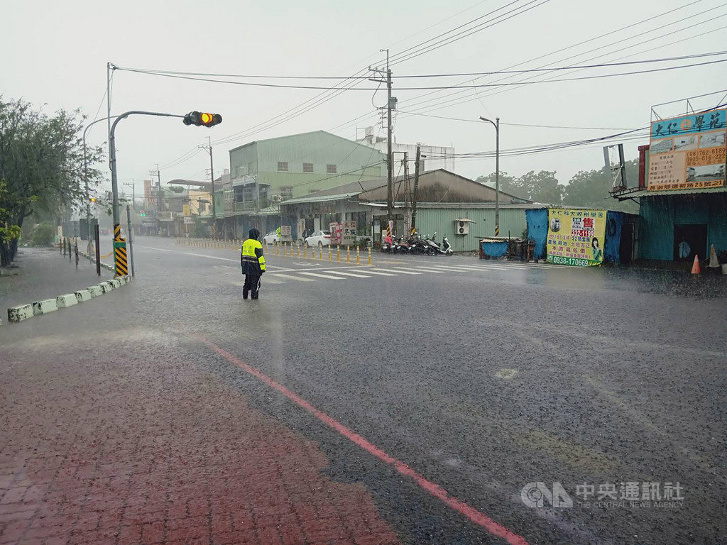 屏東地區22日一整天受到豪雨肆虐,大仁科技大學校外道路下午一度積水達20公分,無法通行,校方也宣布晚間學生停課,但照常上班。(里港警分局提供)中央社記者郭芷瑄傳真 109年5月22日