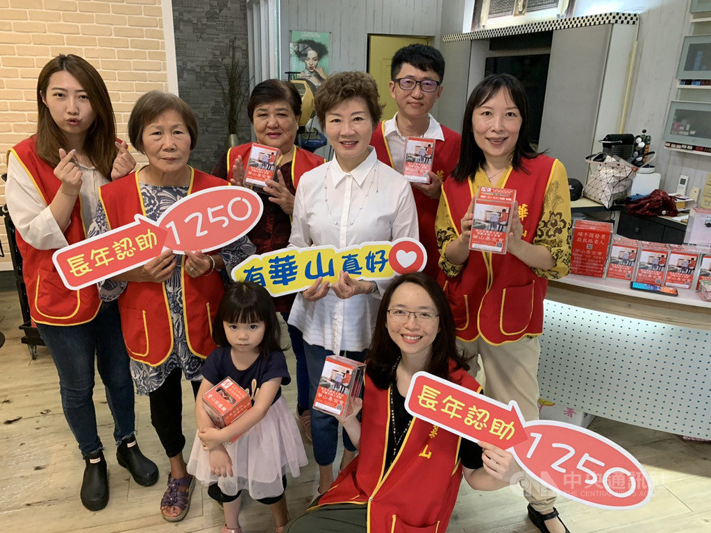 苗栗美髮師鍾維發(後右)22日在工作室發起公益活動,國小以下兒童剪髮只收新台幣50元,且將捐助華山基金會,苗栗縣長徐耀昌的夫人蔡麗卿(白衣者)也到場支持。(華山基金會提供)中央社記者管瑞平傳真 109年5月22日