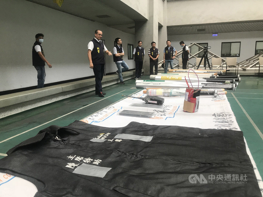 雲林縣警察局破獲陳姓3兄弟的犯罪集團,及以雲林縣某鄉民代表會楊姓主席為首的暴力討債集團,22日在記者會中陳列所查扣的土製爆裂物、棍棒等證物。中央社記者姜宜菁攝 109年5月22日