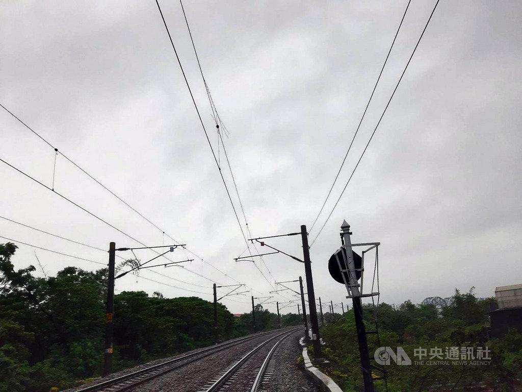 台鐵屏東往返高雄九曲堂的西正線電車線22日晚間6時許遭雷擊,一度單線不通,台鐵獲報緊急派員冒雨搶修,目前已恢復雙線通車。(台鐵屏東站提供)中央社記者郭芷瑄傳真 109年5月22日