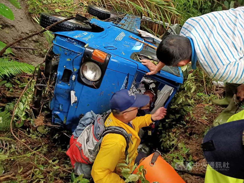 嘉義縣消防局22日傍晚獲報,在竹崎鄉水社寮入口附近道路發生一起擦撞車禍,一輛小貨車失控跌落10公尺深山谷,駕駛受困;因地處偏遠,梅山及竹崎消防分隊分別出動救護車及器材車輛前往救援。(嘉義縣消防局提供)中央社記者黃國芳傳真 109年5月22日