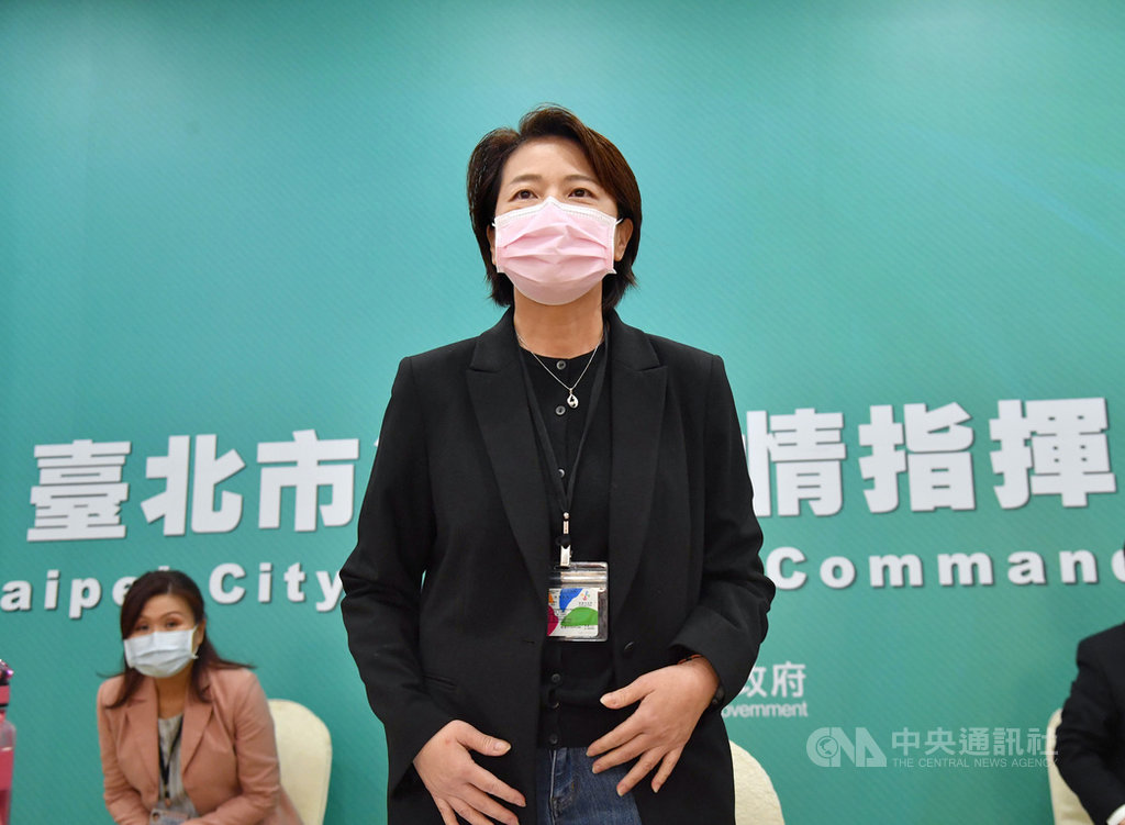 台北市副市長黃珊珊(前)22日主持台北市防疫會議,公布各級學校暨幼兒園的畢業典禮及畢業旅行防疫指引。畢典減少外賓邀請、採輪流或帶狀展示班級、維持社交距離等;畢旅以單日往返優先、用餐設隔板等。中央社記者王飛華攝 109年5月22日